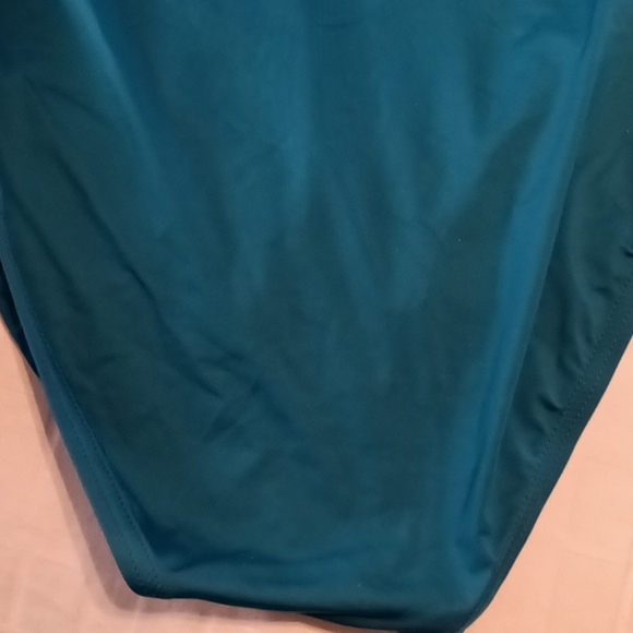 #8❤️ New Tommy Bahama V Neck Halter cup 1 piece bathing suit Tummy control - Picture 11 of 16